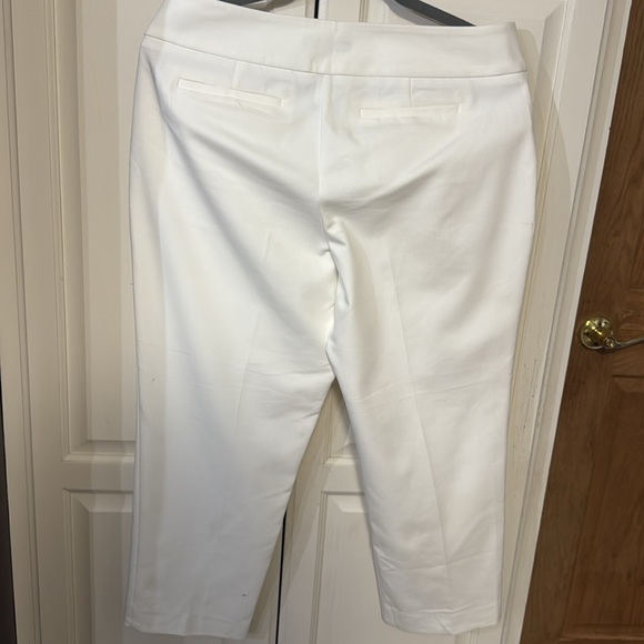 Apt 9 Capris Size 10 in White. Like new EASTER - Picture 3 of 3